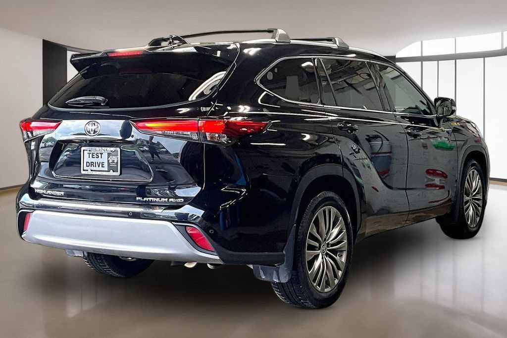 Used 2022 Toyota Highlander Platinum AWD/4WD image 2