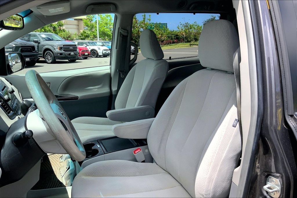 Used 2014 Toyota Sienna LE FWD image 22
