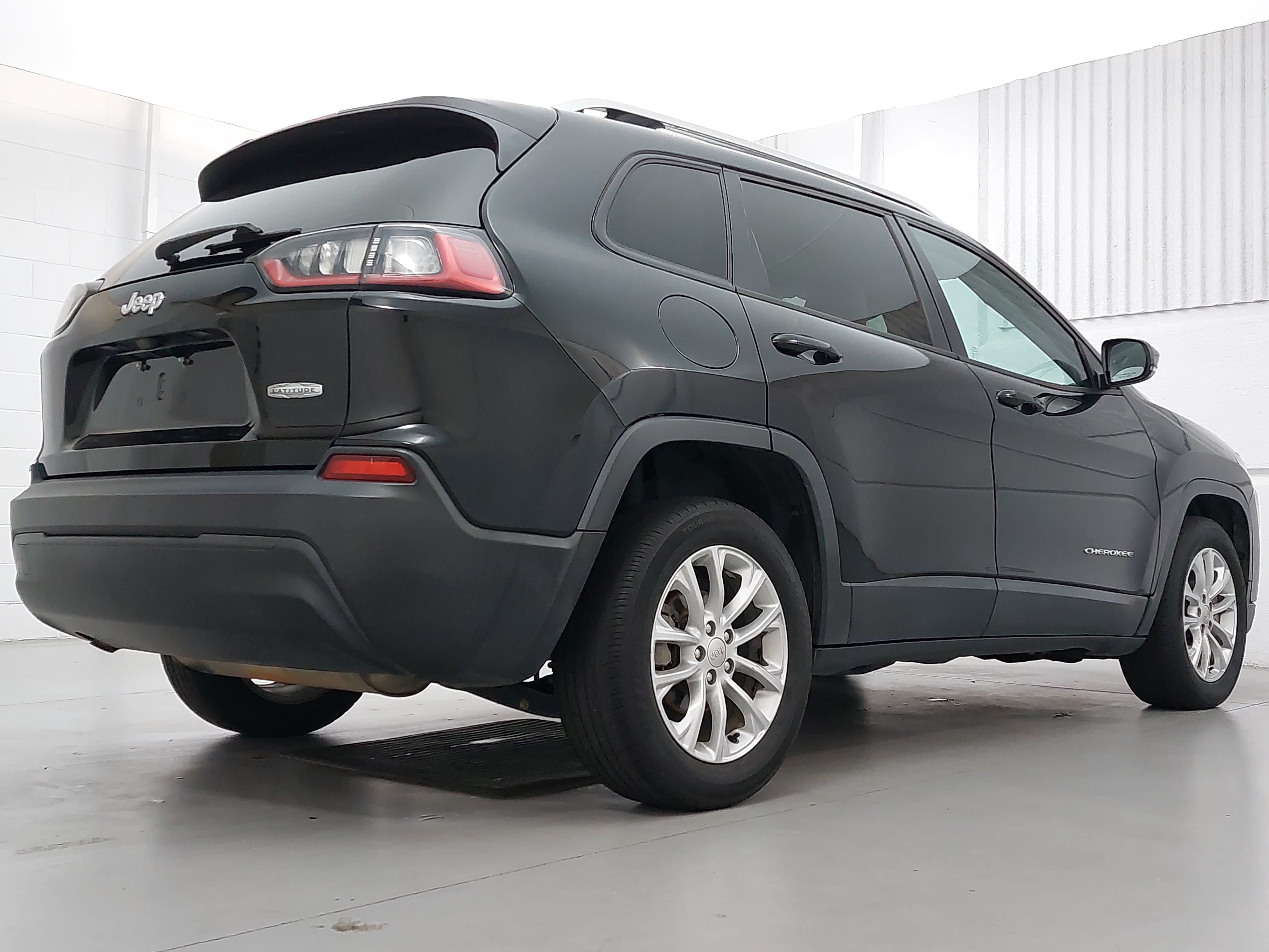 Used 2021 Jeep Cherokee Latitude FWD image 7