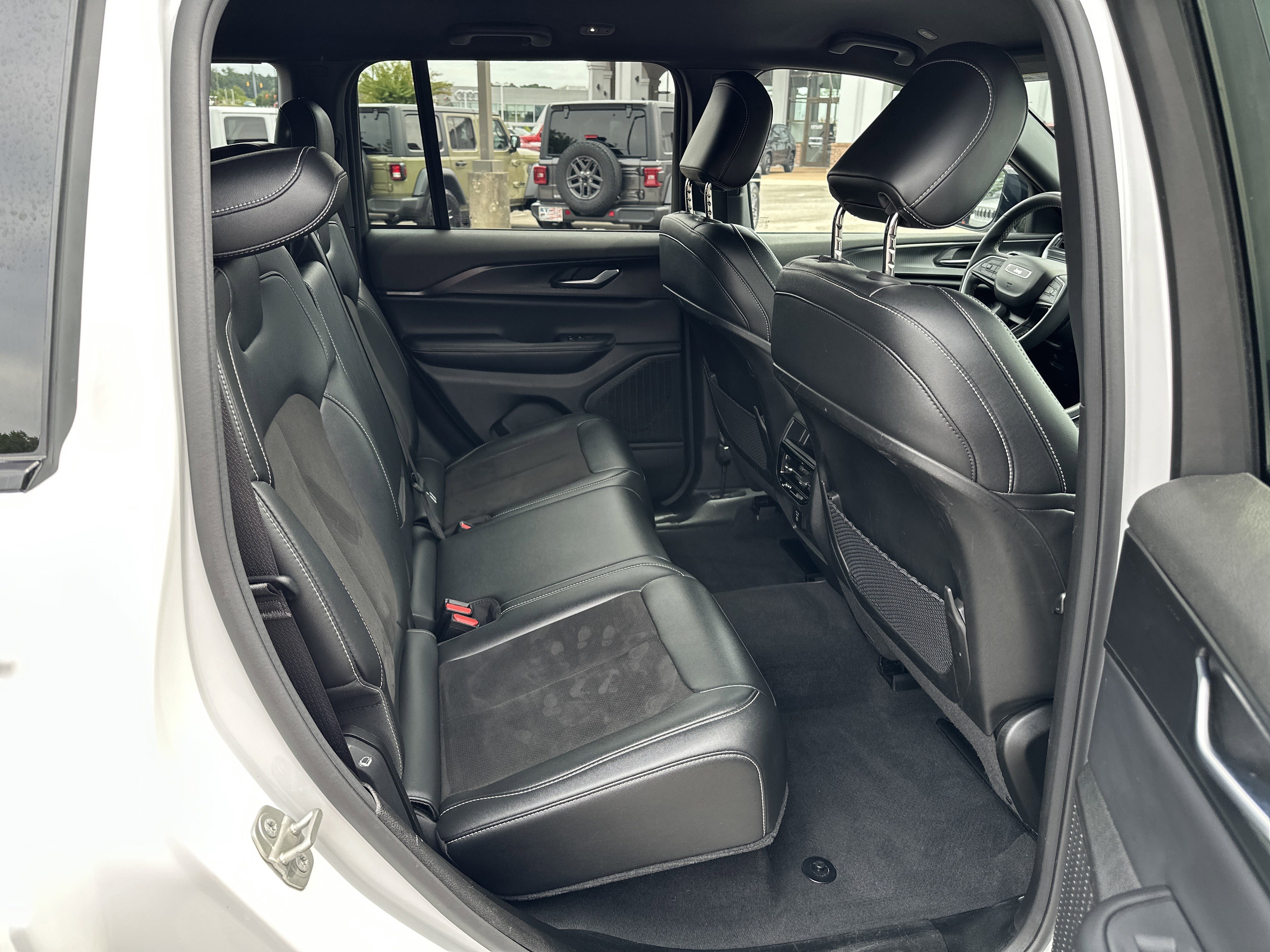 Used 2023 Jeep Grand Cherokee Altitude image 16