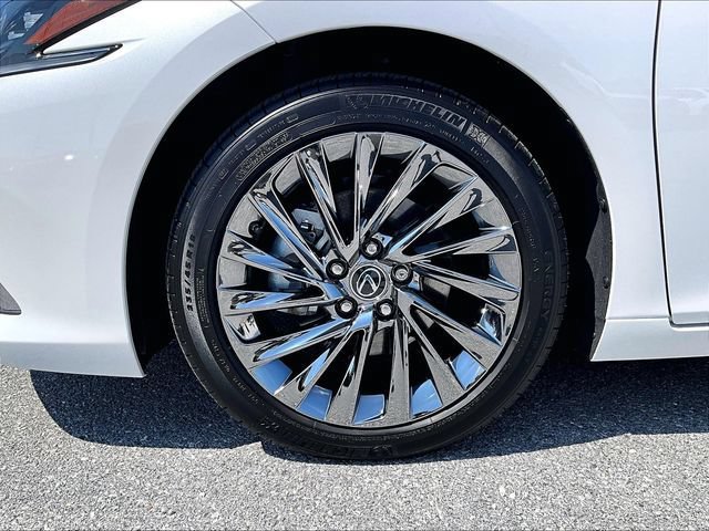 Used 2025 Lexus ES 300h Ultra Luxury w/ Accessory Package (Z2) FWD image 7