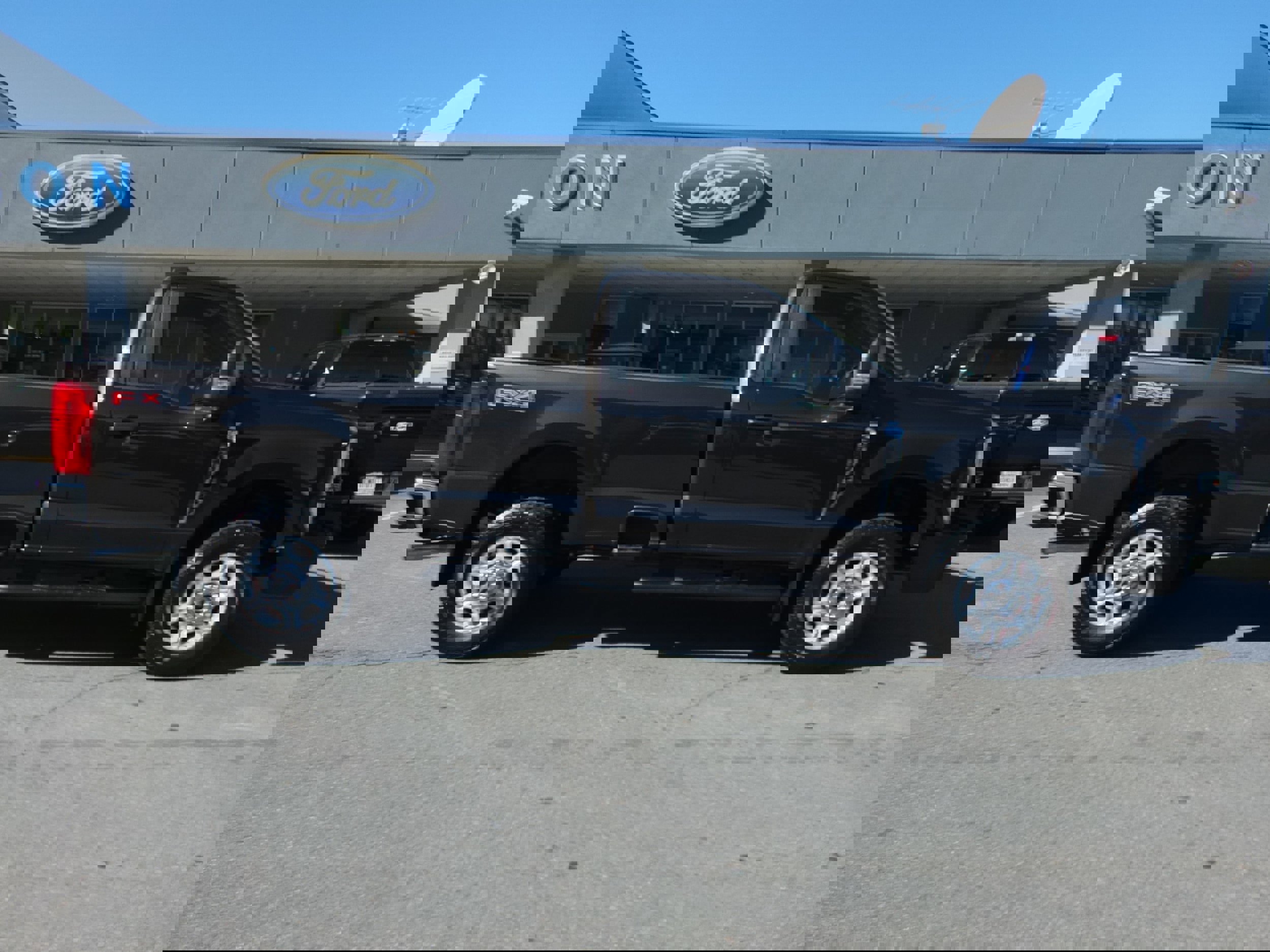 Used 2025 Ford F350 XLT image 2