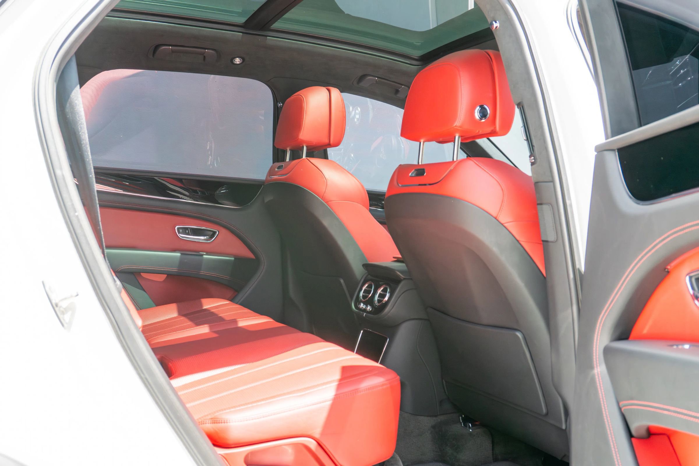 Used 2023 Bentley Bentayga image 54