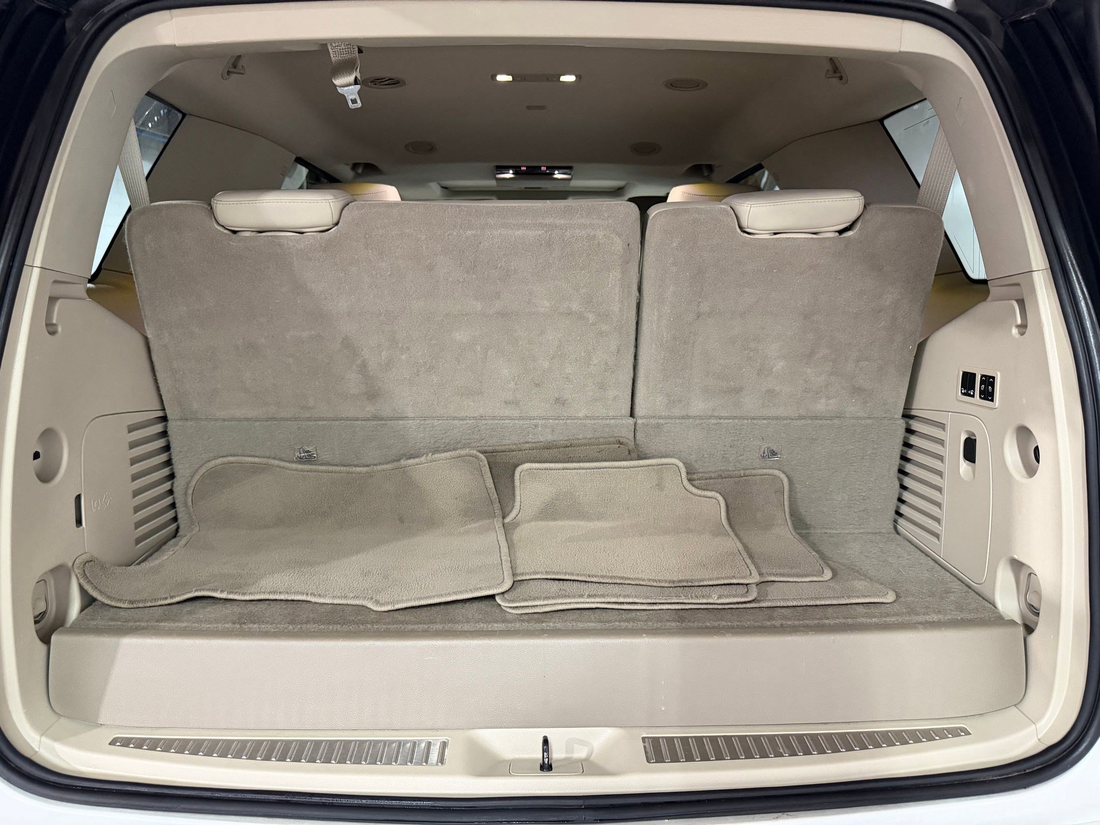 Used 2017 Cadillac Escalade Premium Luxury RWD image 42