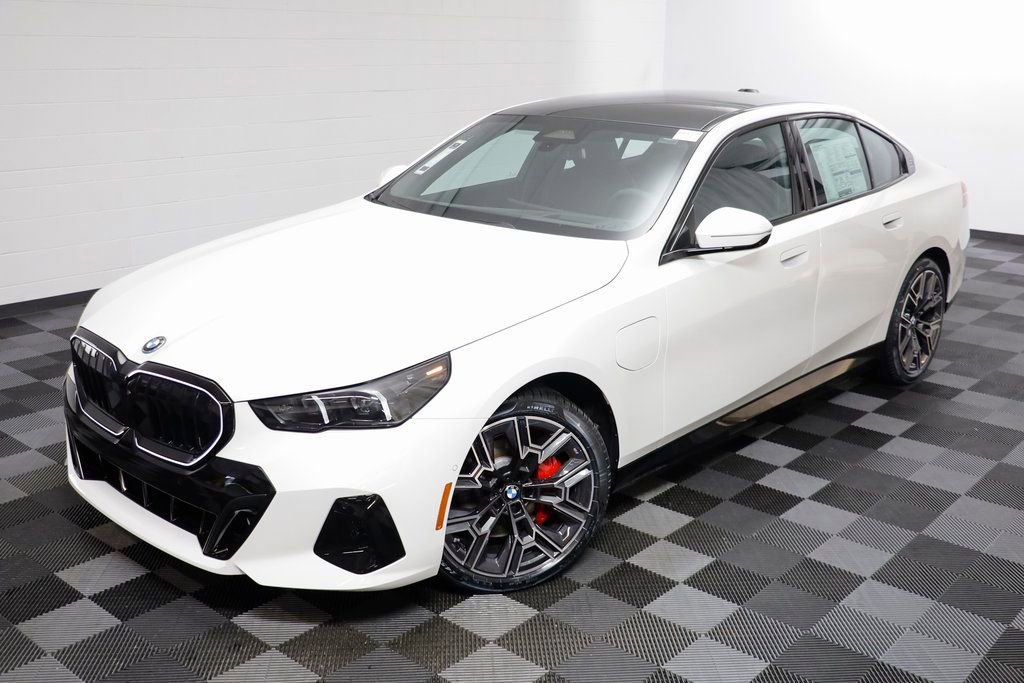 New 2026 BMW 550e xDrive w/ Premium Package video 2