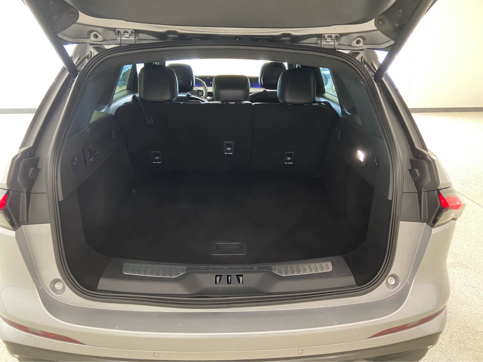 Used 2024 Lincoln Nautilus Premier w/ Equipment Group 102A image 8