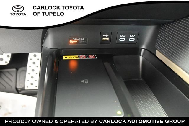 Used 2025 Toyota Camry SE w/ Convenience Package FWD image 15