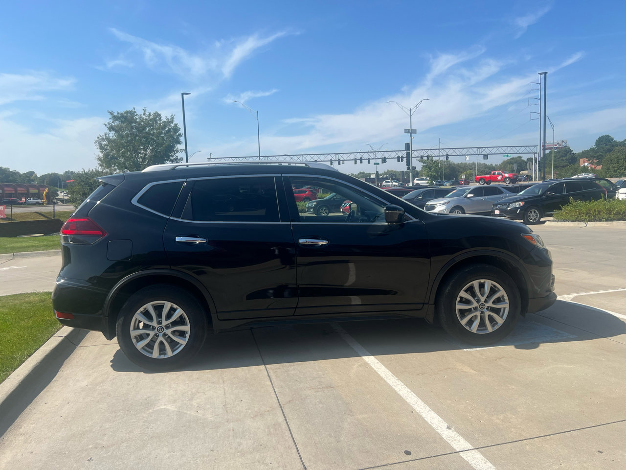 Used 2019 Nissan Rogue SV image 5