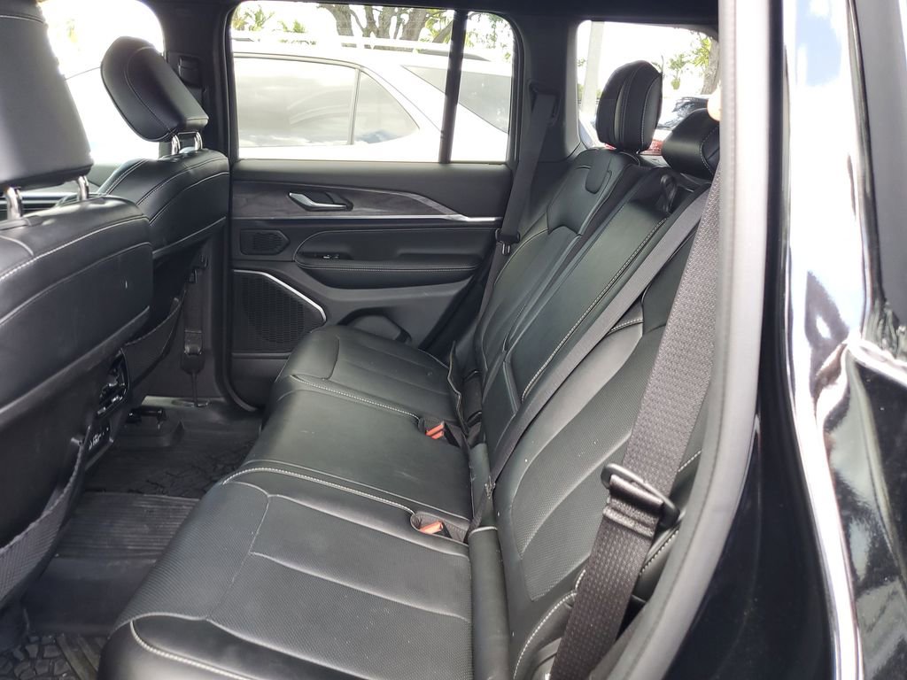 Used 2023 Jeep Grand Cherokee Overland AWD/4WD image 14