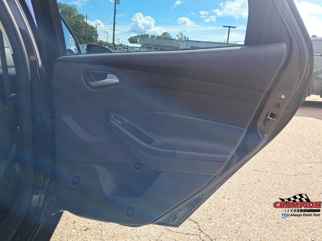 Used 2013 Ford Focus SE w/ SE Winter Pkg FWD image 18