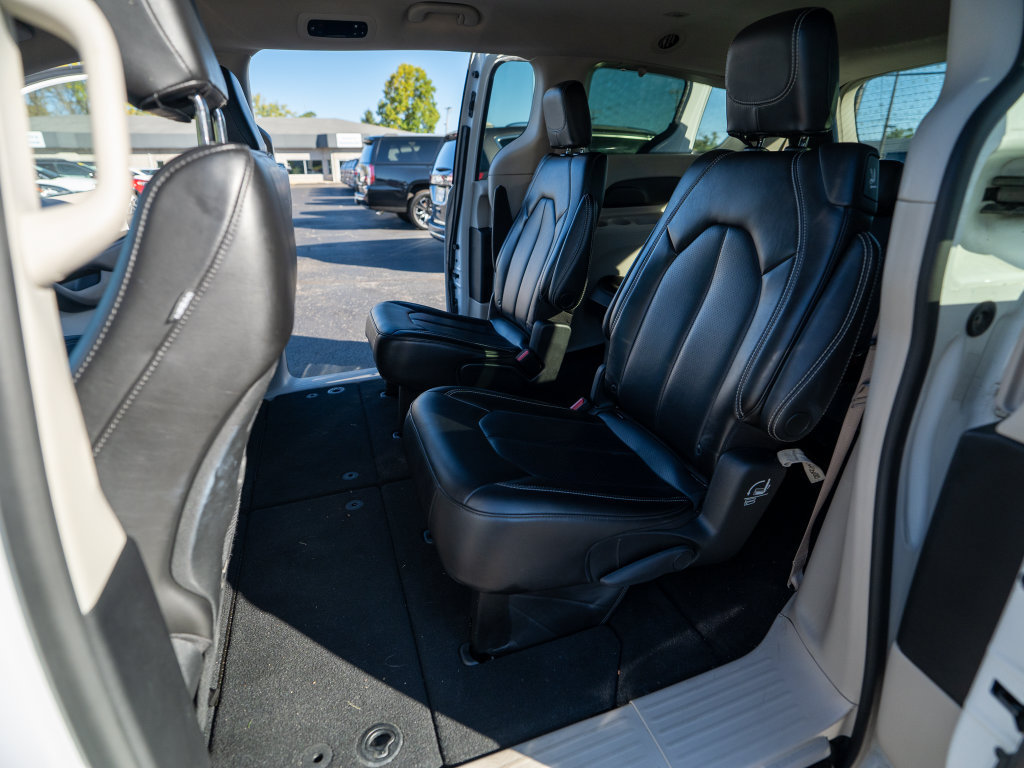 Used 2023 Chrysler Pacifica Touring-L FWD image 18