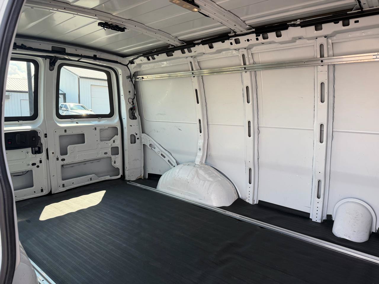 Used 2018 Chevrolet Express 2500 w/ Driver Convenience Package RWD image 17