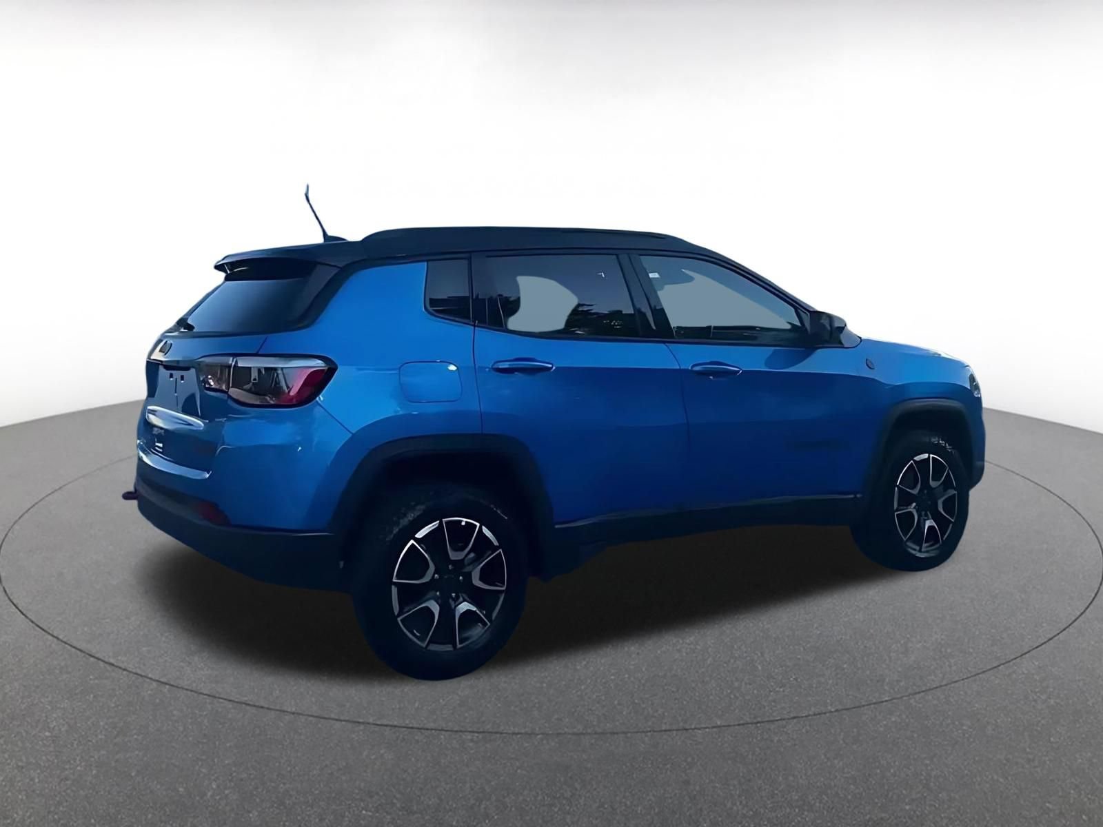 Used 2025 Jeep Compass Trailhawk AWD/4WD image 15