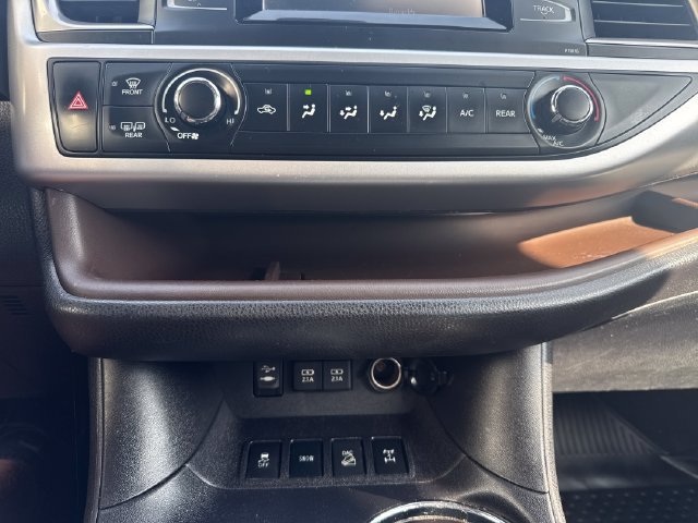 Used 2019 Toyota Highlander LE AWD/4WD image 23