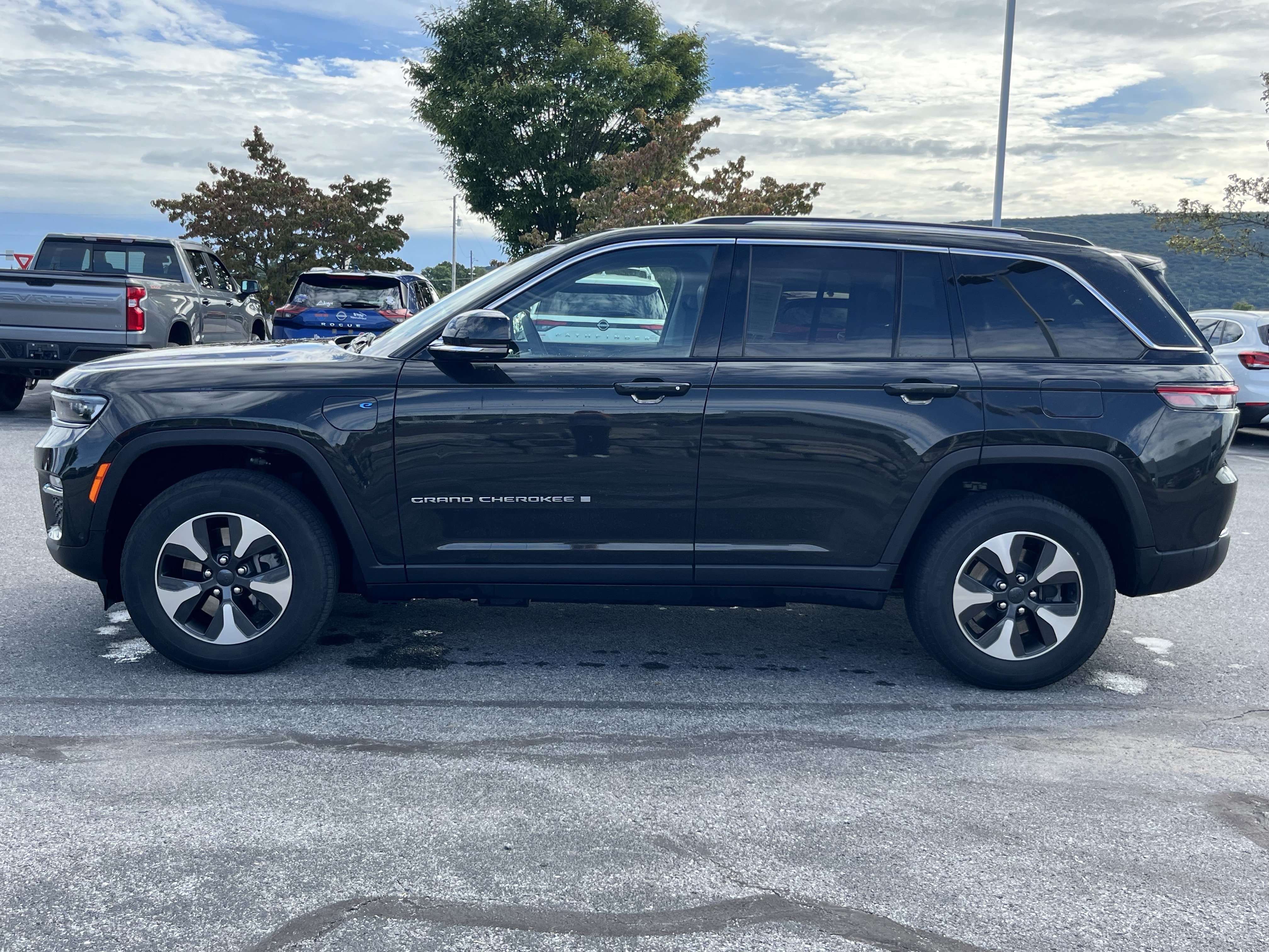 Used 2023 Jeep Grand Cherokee 4WD 4xe w/ Luxury Tech Group II image 10