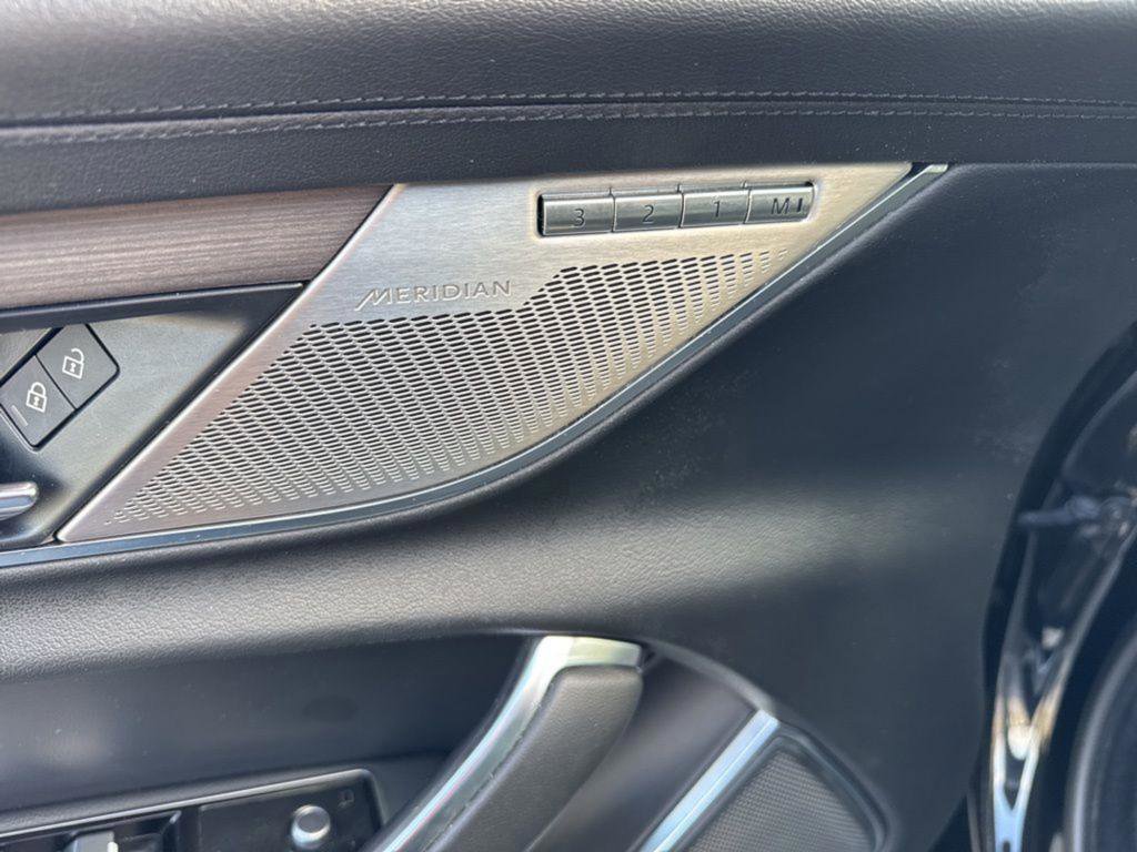 Used 2022 Jaguar XF SE image 22