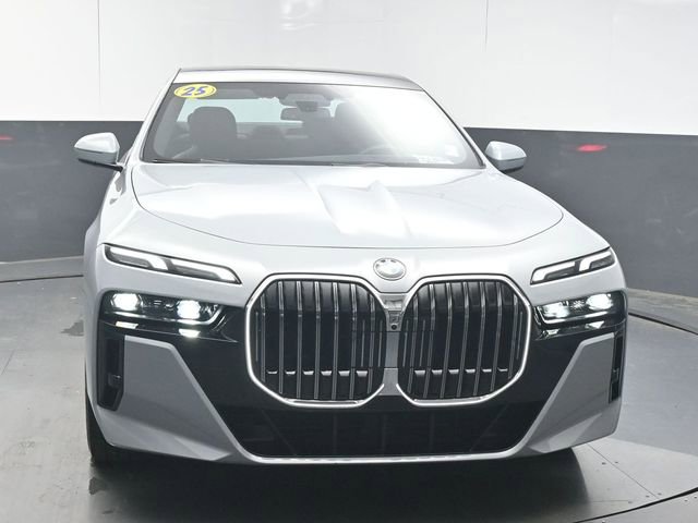 Used 2025 BMW 740i image 3