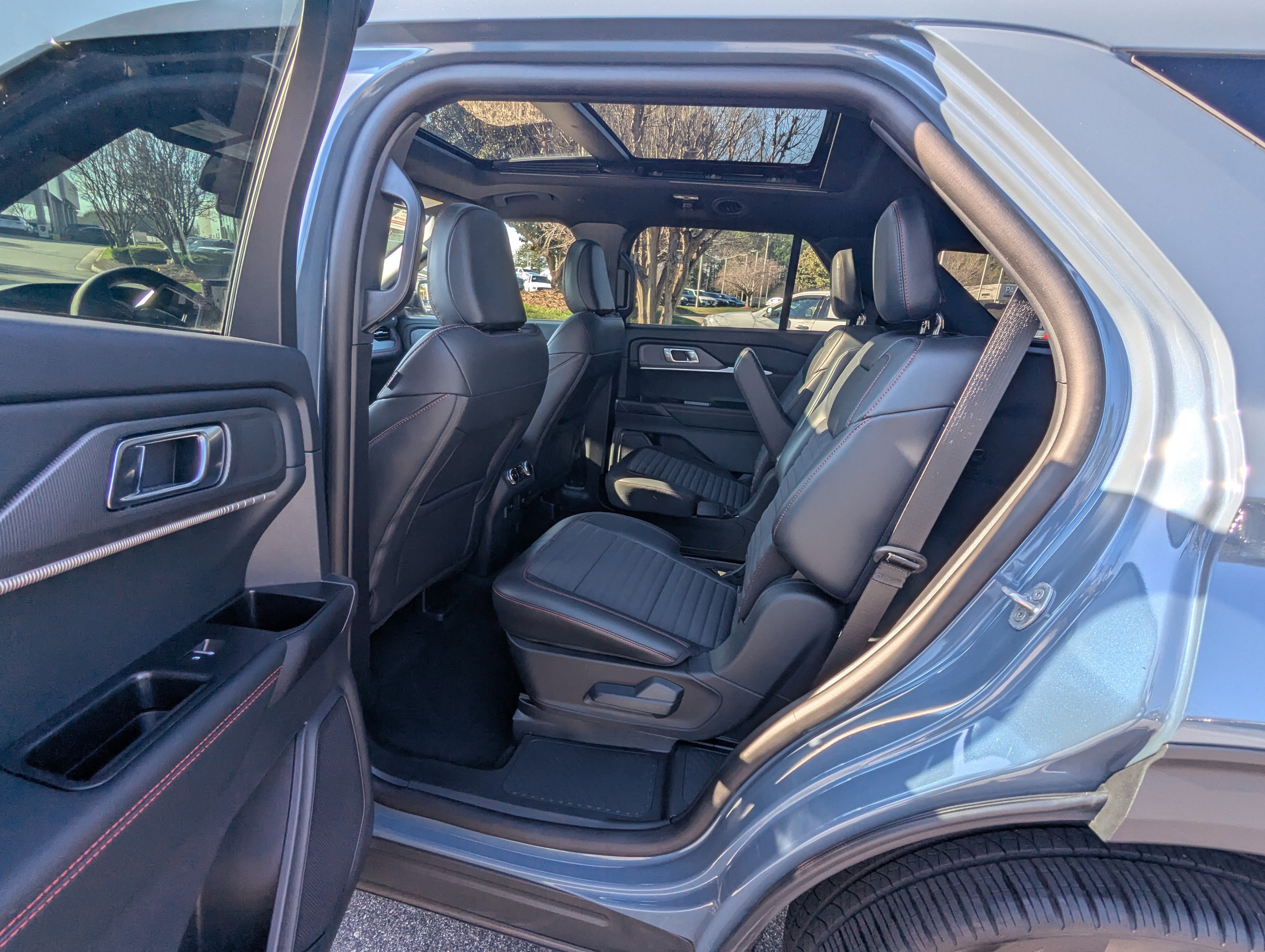 Used 2025 Ford Explorer ST-Line w/ Premium Package image 11