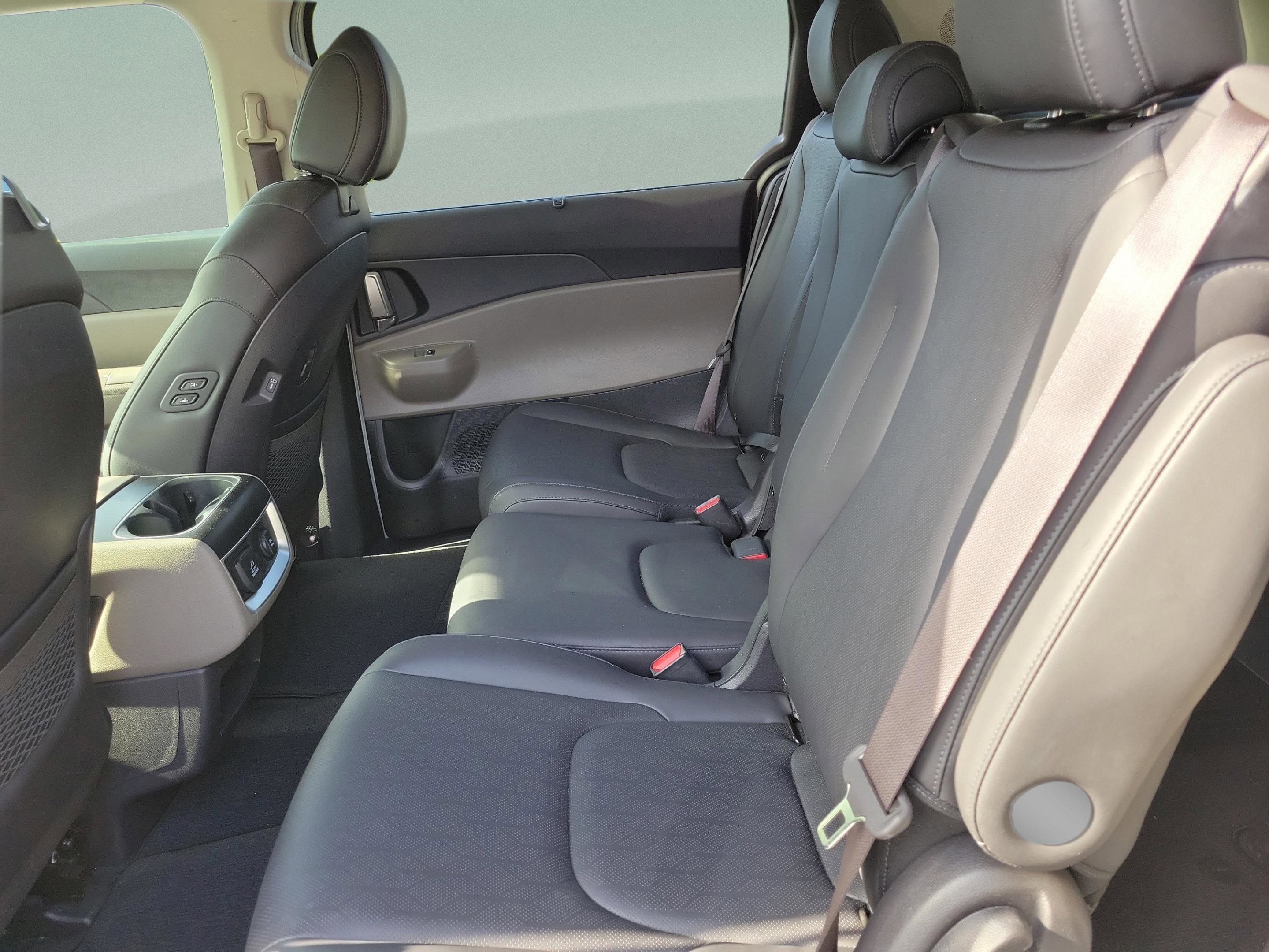 Used 2025 Kia Carnival SX FWD image 7