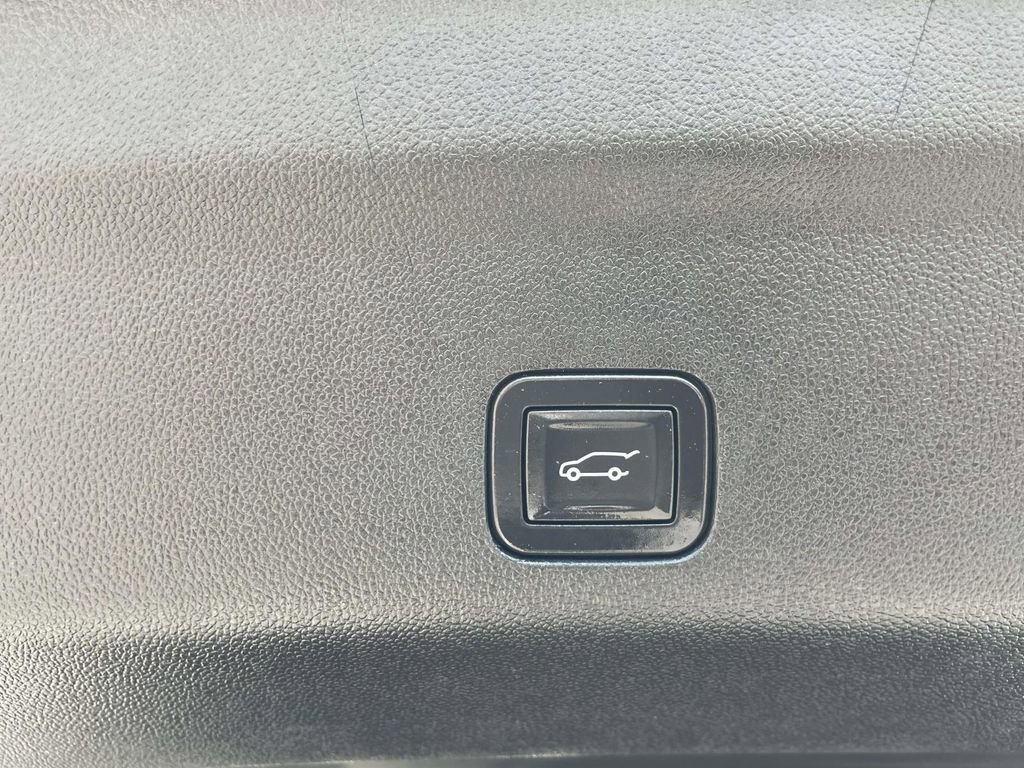 Used 2025 Chevrolet Tahoe High Country AWD/4WD image 12