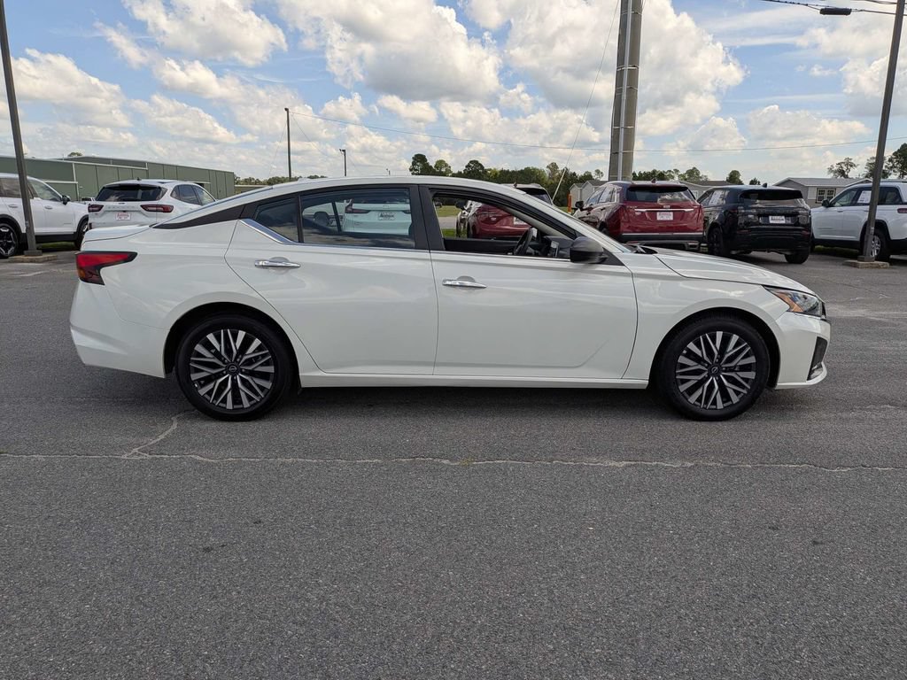 Used 2025 Nissan Altima 2.5 SV FWD image 5