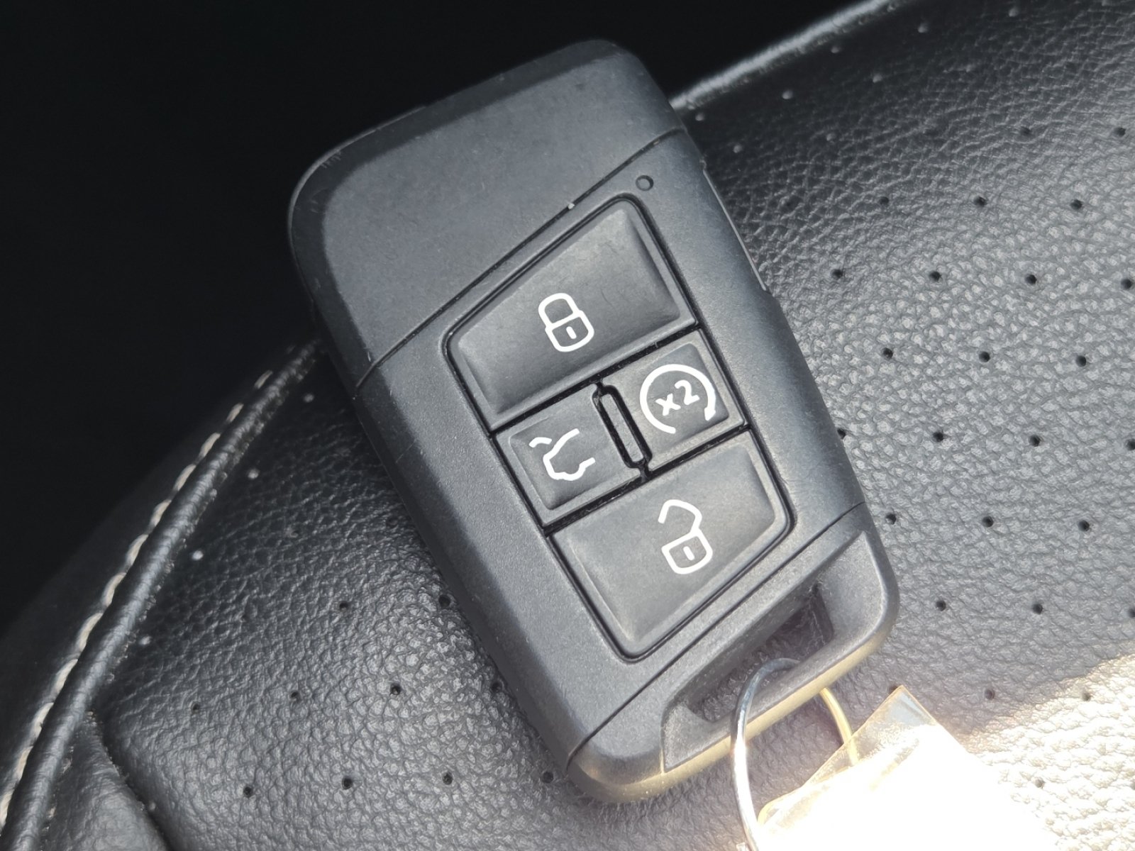 Used 2022 Volkswagen Tiguan SE R-Line AWD/4WD image 39