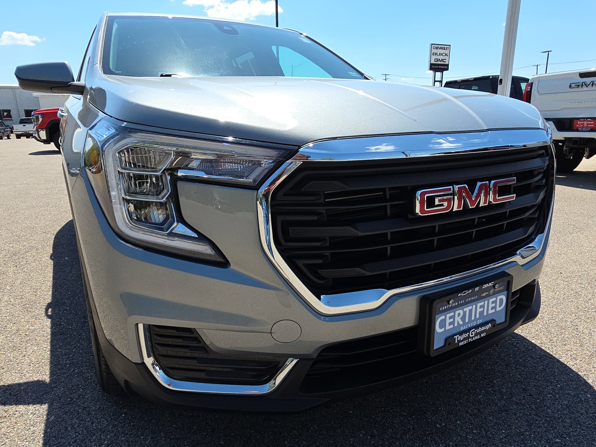 Used 2024 GMC Terrain SLE image 11