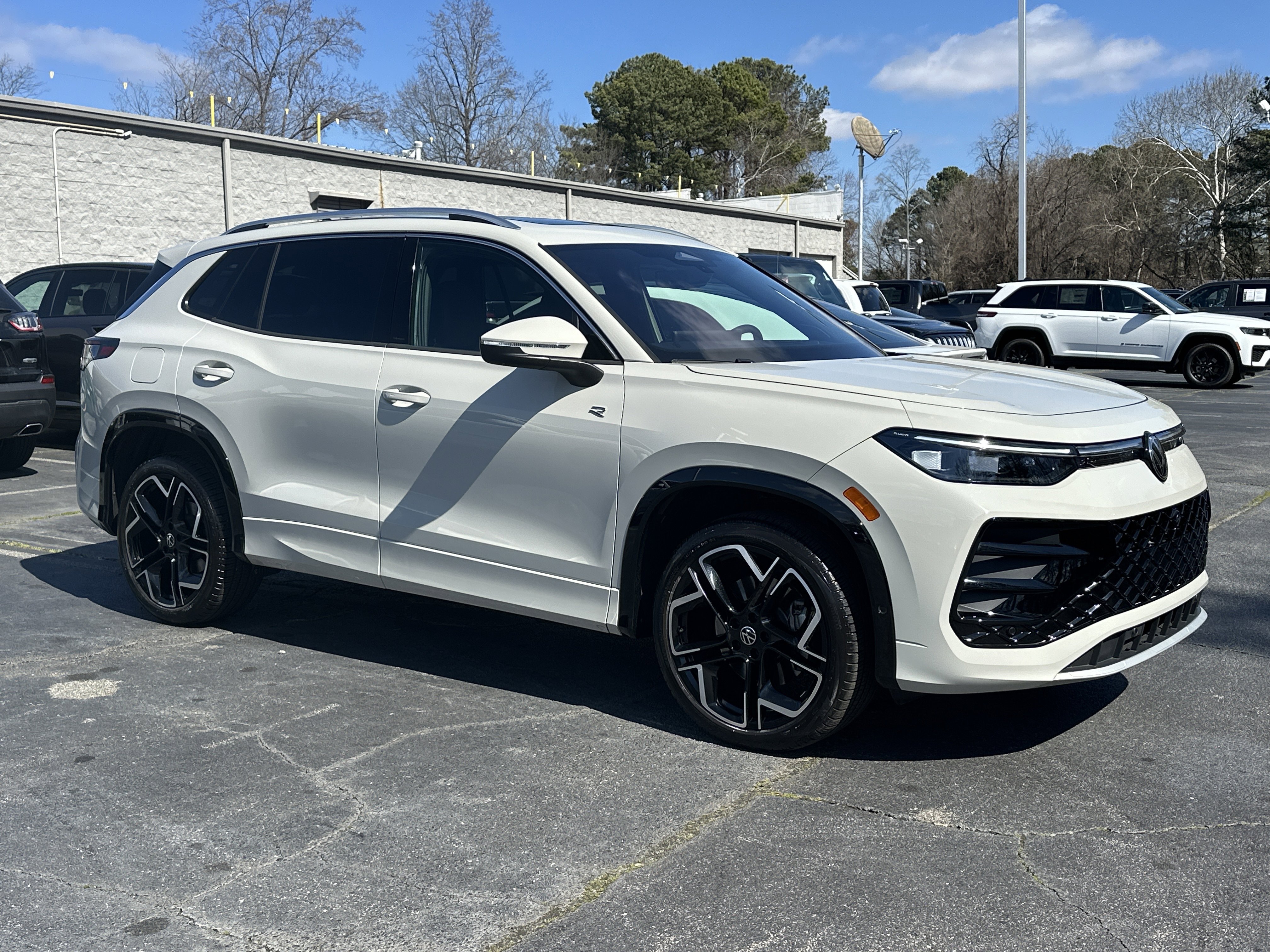 Used 2025 Volkswagen Tiguan SEL R-Line AWD/4WD image 2