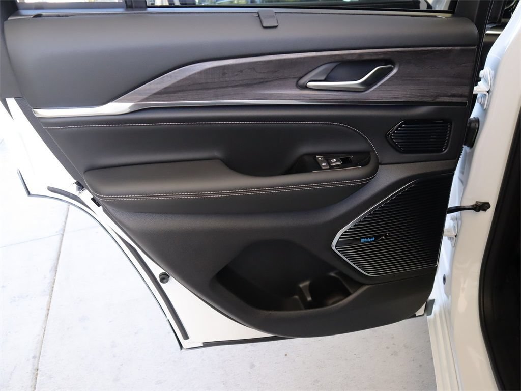 Used 2023 Jeep Grand Cherokee Overland w/ Luxury Tech Group IV RWD image 28