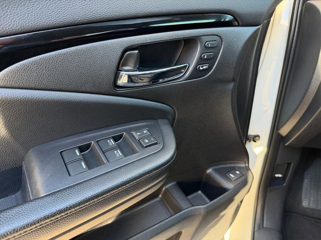 Used 2018 Honda Pilot Touring image 12