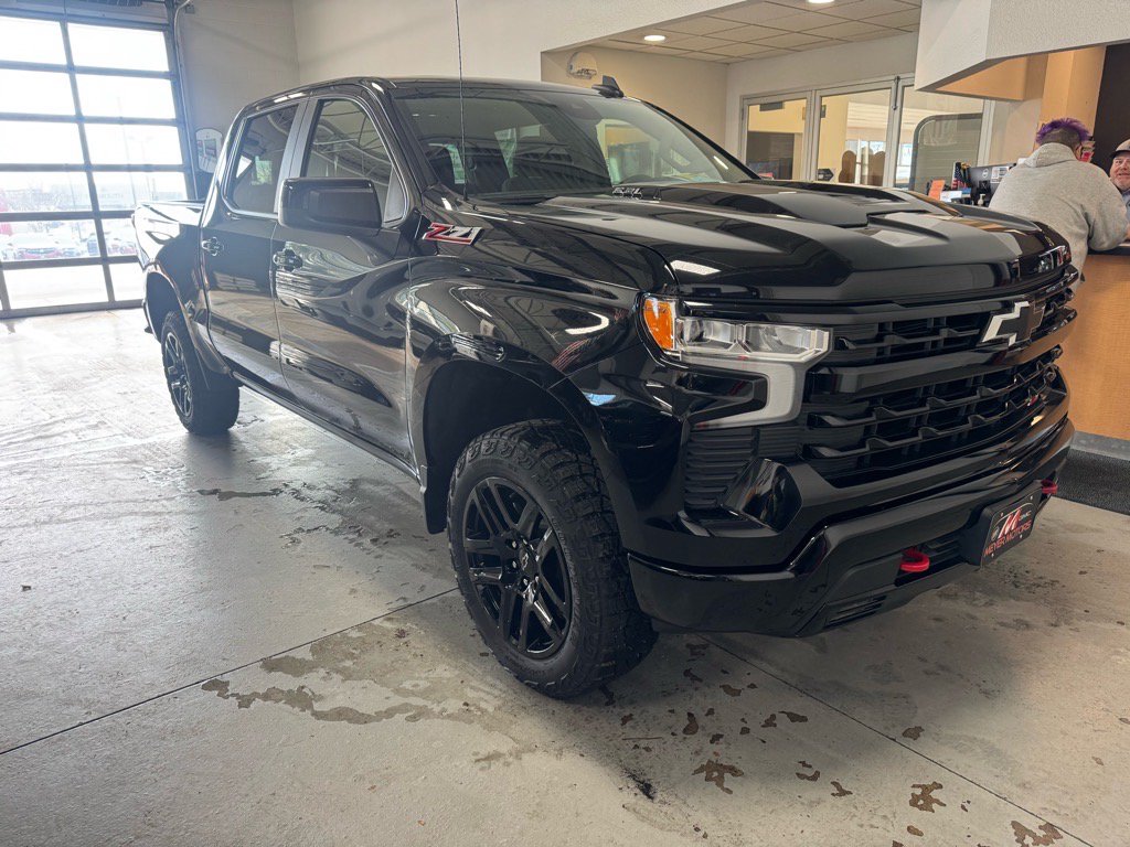 Used 2024 Chevrolet Silverado 1500 LT Trail Boss w/ Convenience Package II AWD/4WD image 3