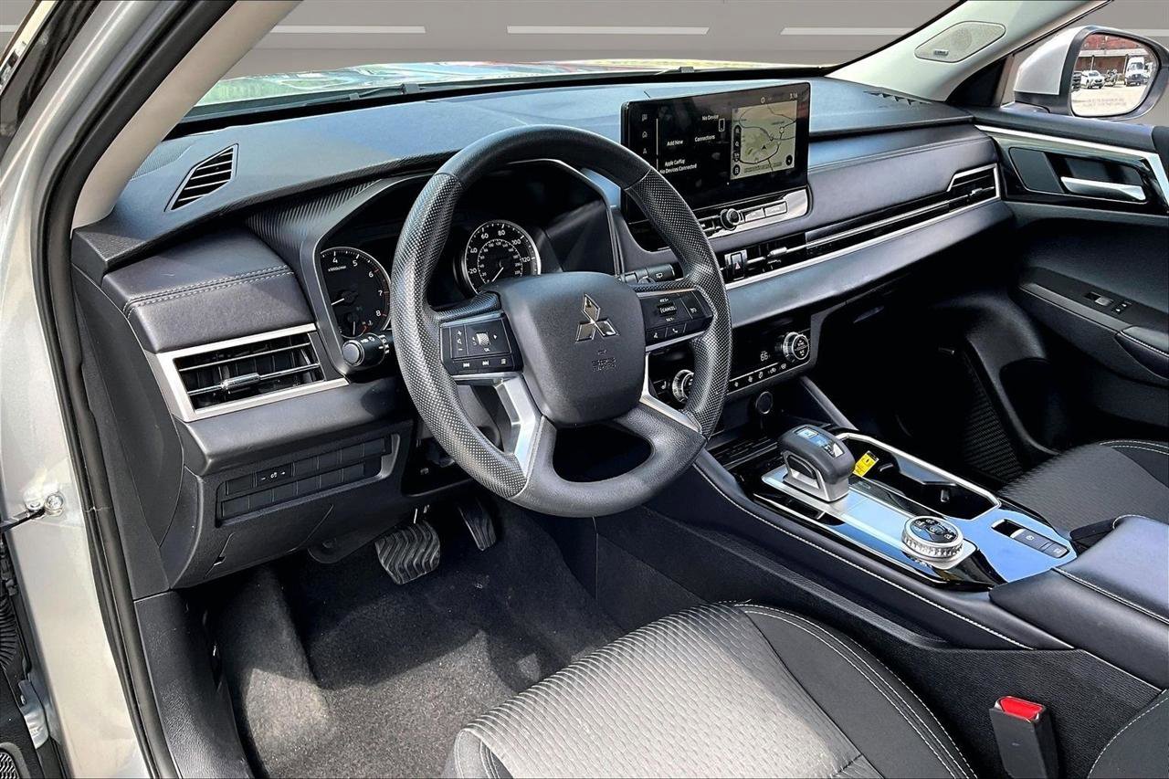 Used 2025 Mitsubishi Outlander ES AWD/4WD image 19