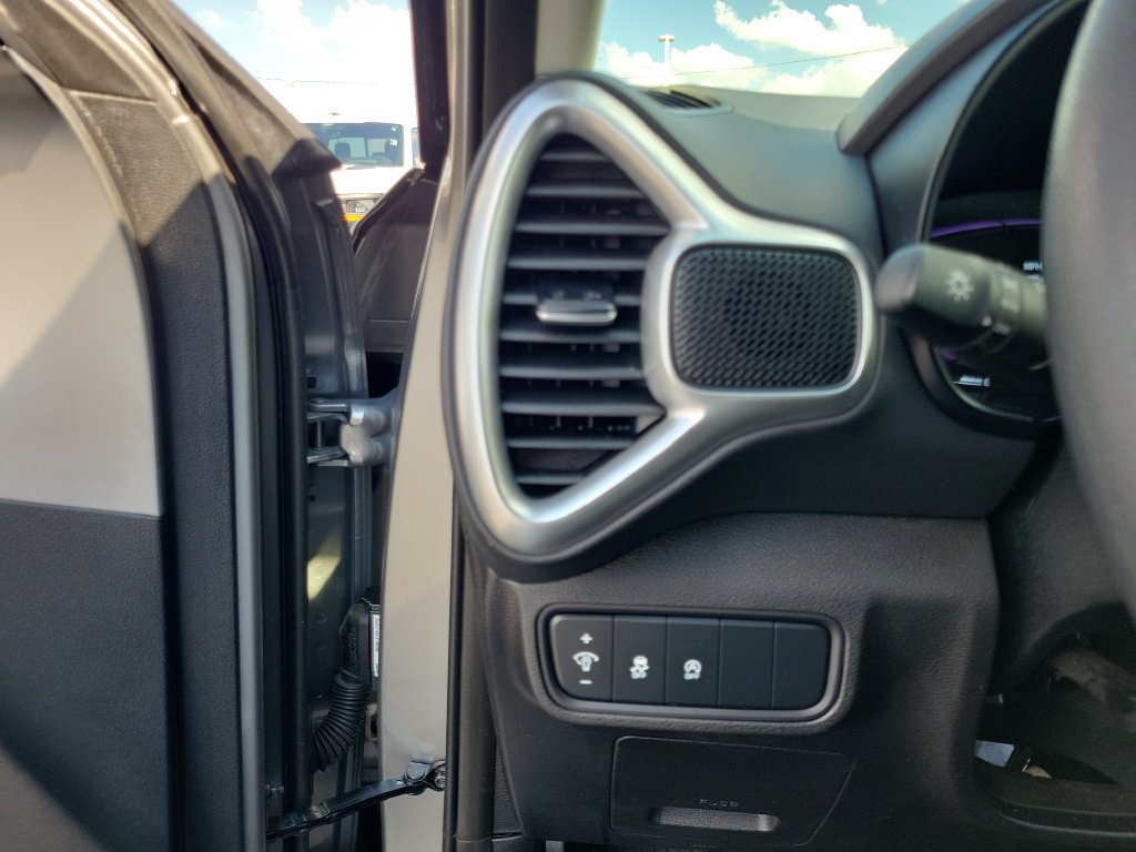 Used 2025 Kia Soul LX w/ LX Technology Package FWD image 22