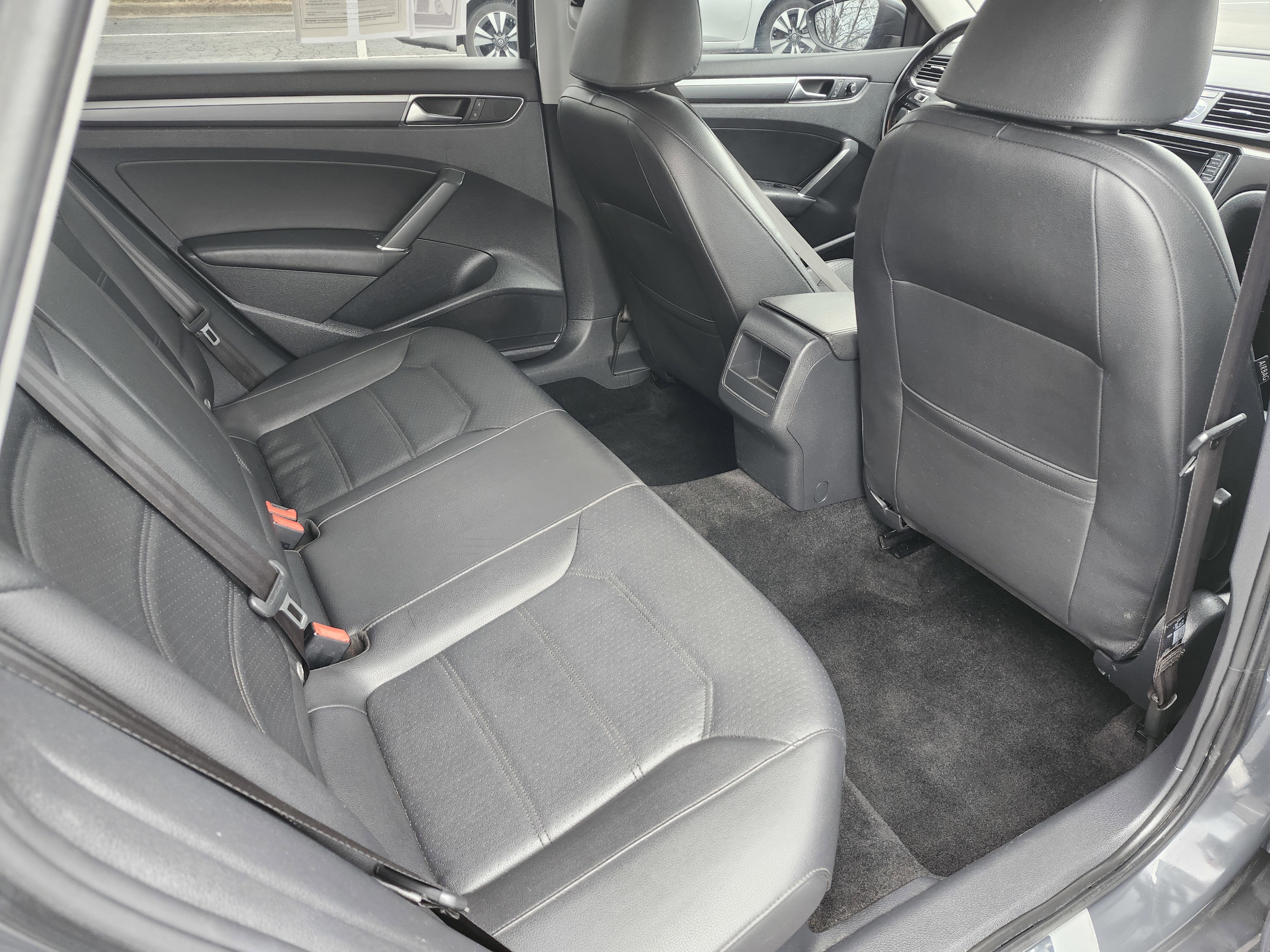 Used 2017 Volkswagen Passat 1.8T R-Line w/ R-Line Lighting Package image 19