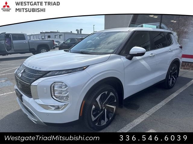 Used 2023 Mitsubishi Outlander SE image 3