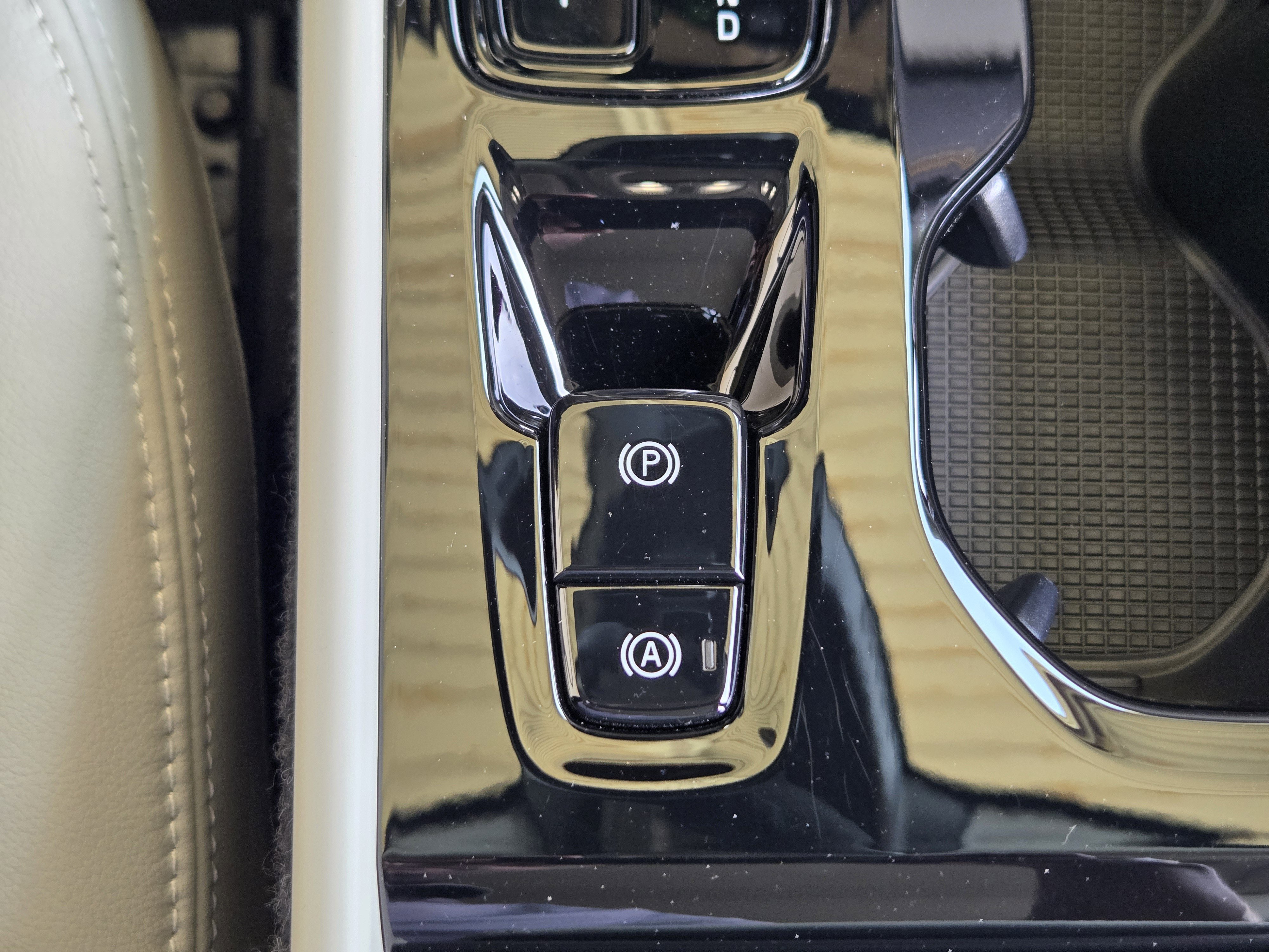 Used 2025 Volvo XC40 B5 Plus w/ Protection Package Premier image 29