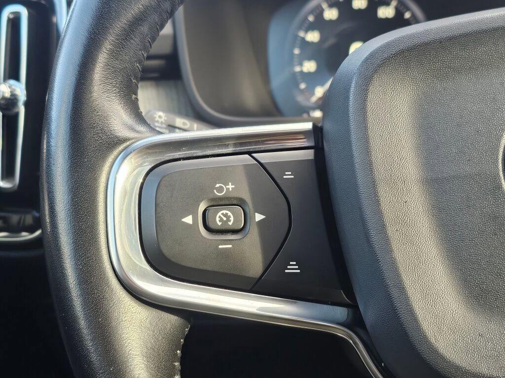 Used 2019 Volvo XC40 T4 Inscription image 31