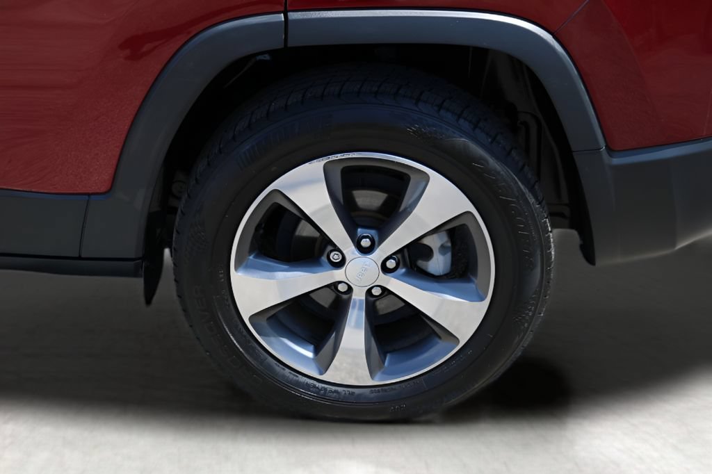 Used 2019 Jeep Cherokee Limited FWD image 9