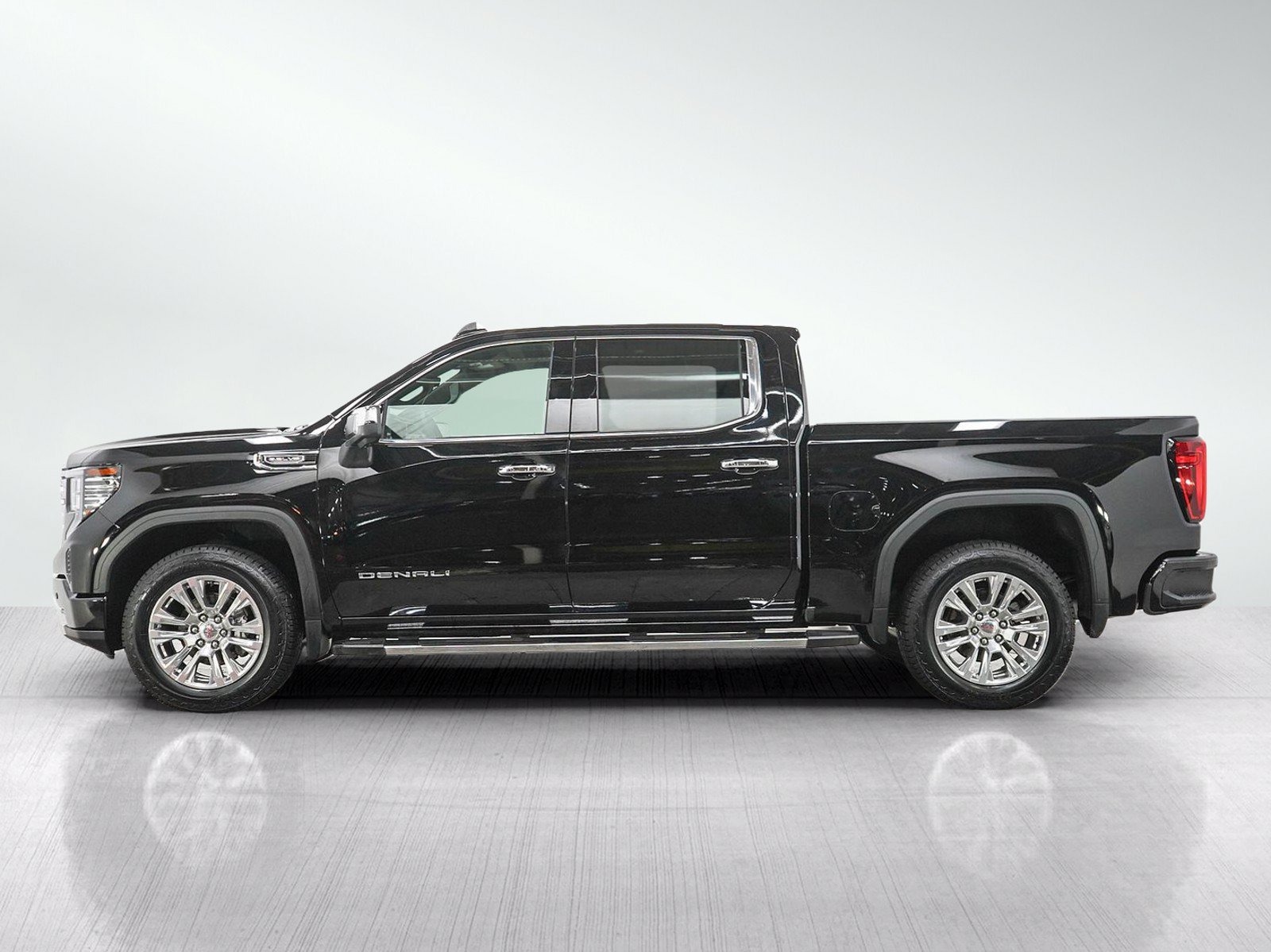 Used 2023 GMC Sierra 1500 Denali w/ Technology Package AWD/4WD image 2