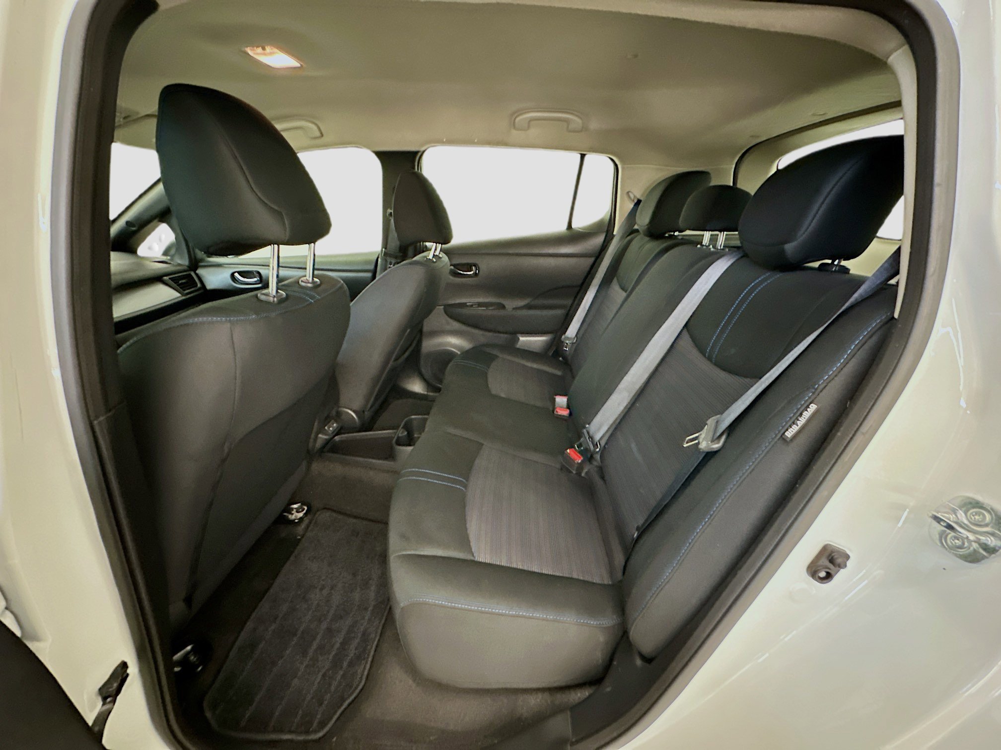 Used 2025 Nissan Leaf S image 28