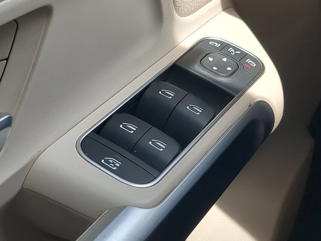 Used 2021 Mercedes-Benz GLB 250 w/ Premium Package image 10