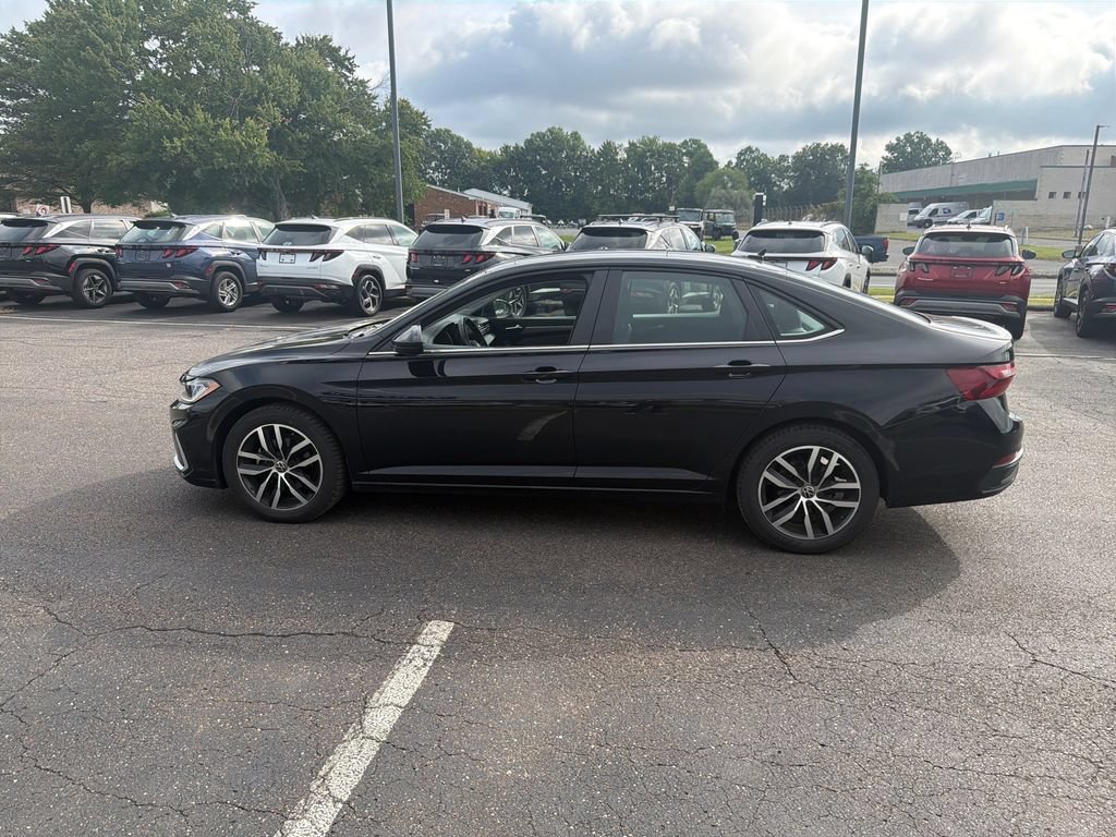 Used 2025 Volkswagen Jetta SE FWD image 6