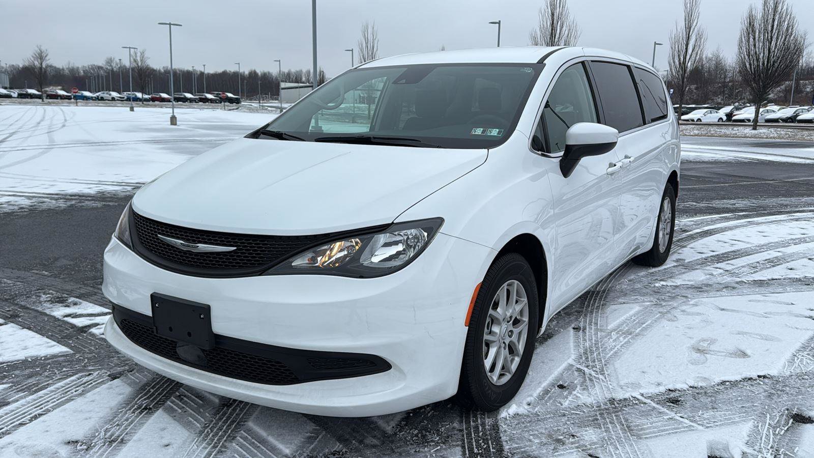 Used 2023 Chrysler Voyager LX image 14