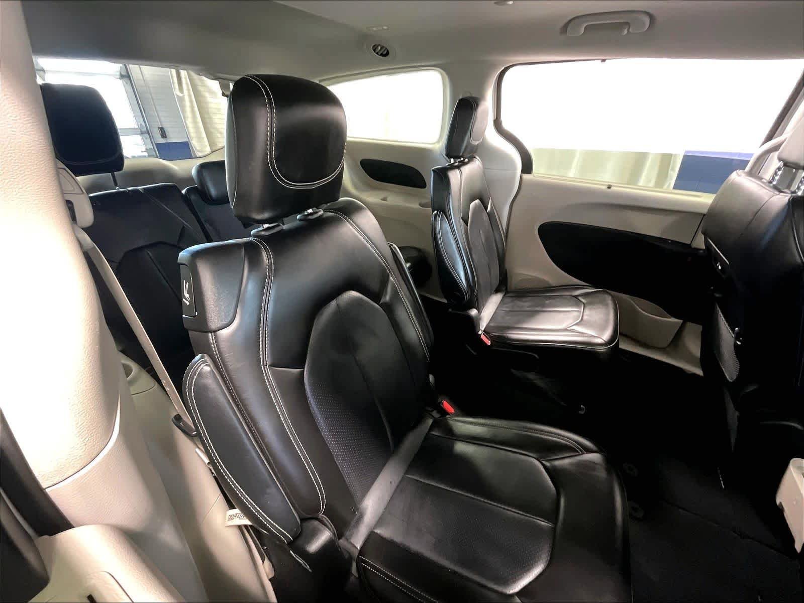 Used 2023 Chrysler Pacifica Touring-L FWD image 16