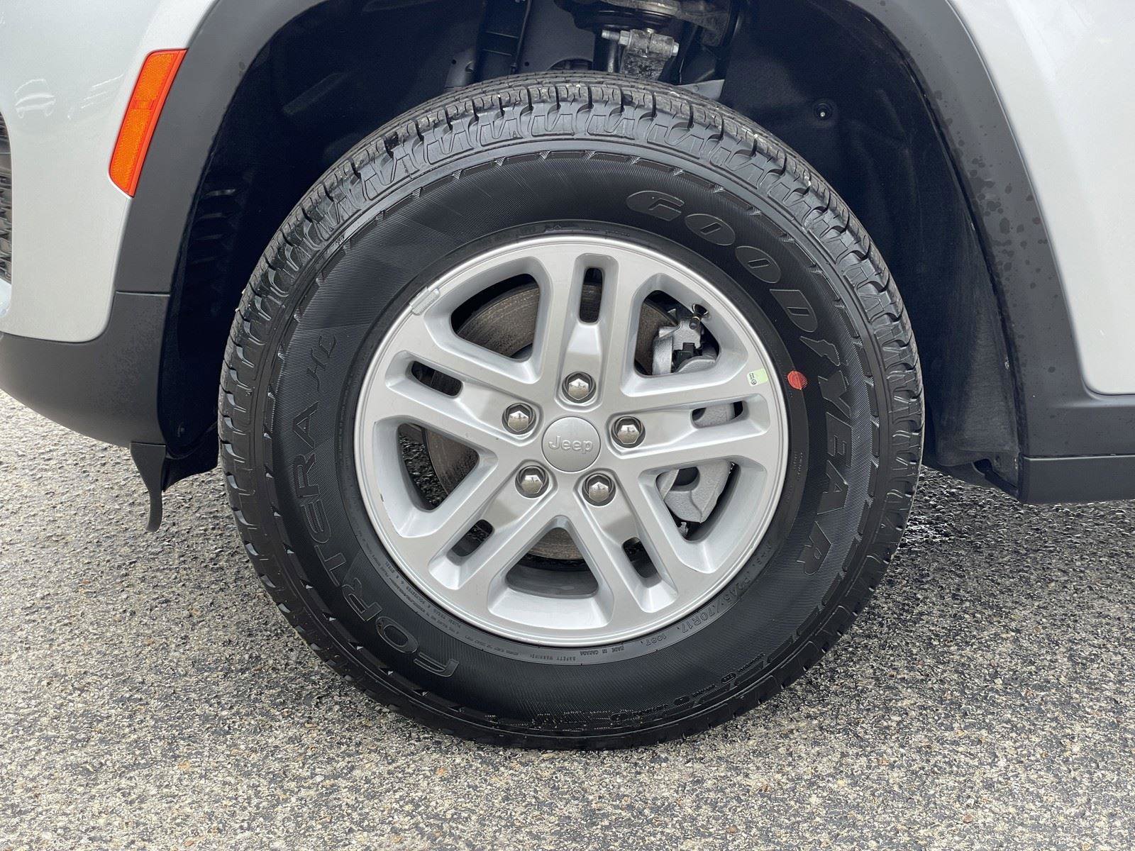 Used 2025 Jeep Grand Cherokee Laredo AWD/4WD image 48