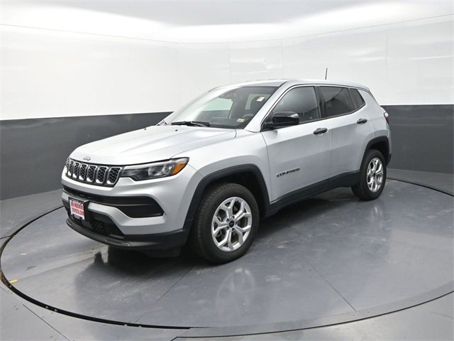 Used 2025 Jeep Compass Sport image 3