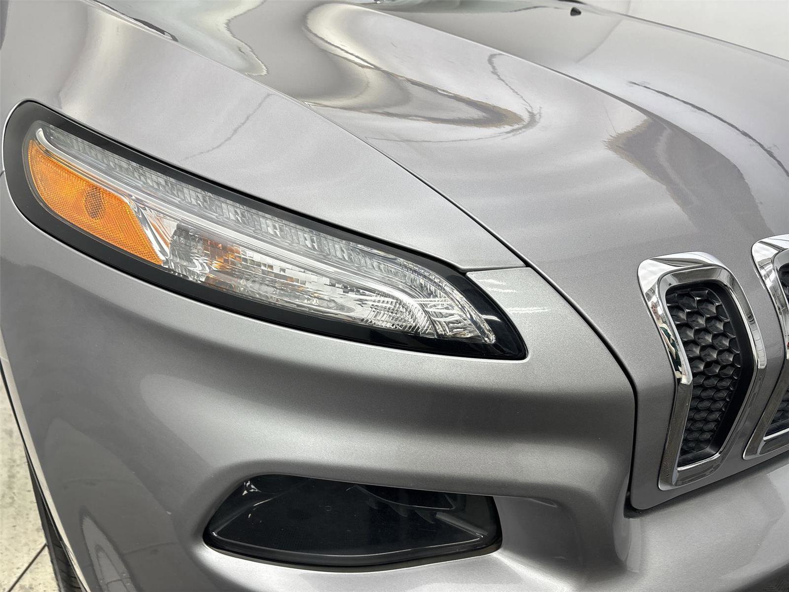 Used 2018 Jeep Cherokee Limited image 18