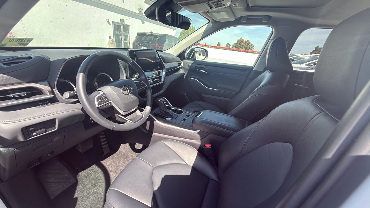 Used 2026 Toyota Highlander XLE AWD/4WD image 3