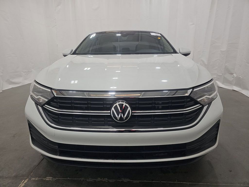 Used 2023 Volkswagen Jetta SE image 2
