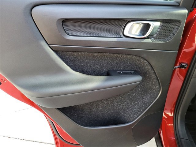 Used 2019 Volvo XC40 T5 Momentum image 37